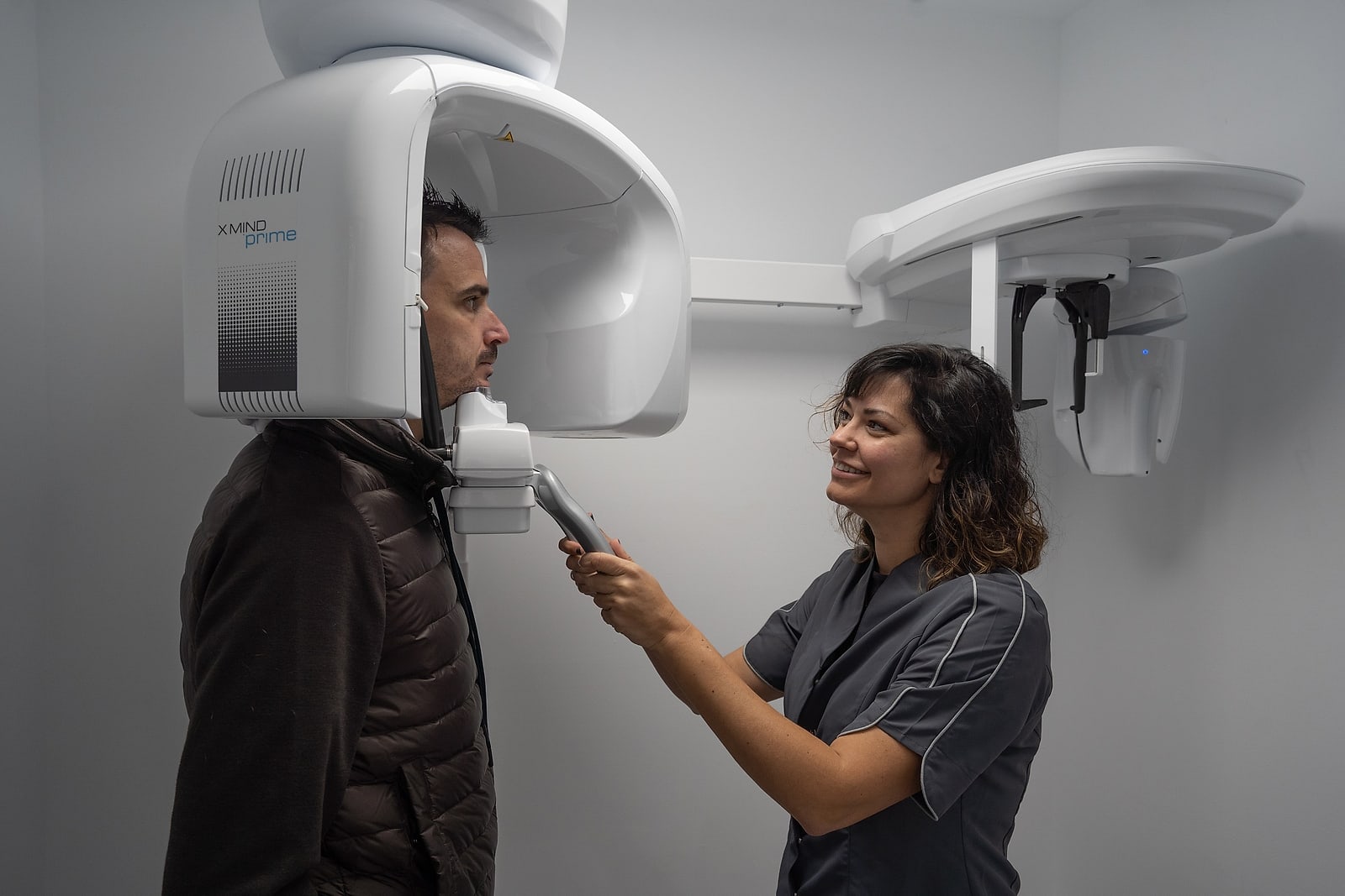 Una profesional de la clínica coloca a un paciente en el escáner CBCT X-Mind Prime 3D de ACTEON
